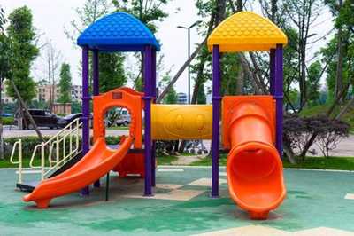 小孩玩幼兒園滑梯好處乘坐注意事項